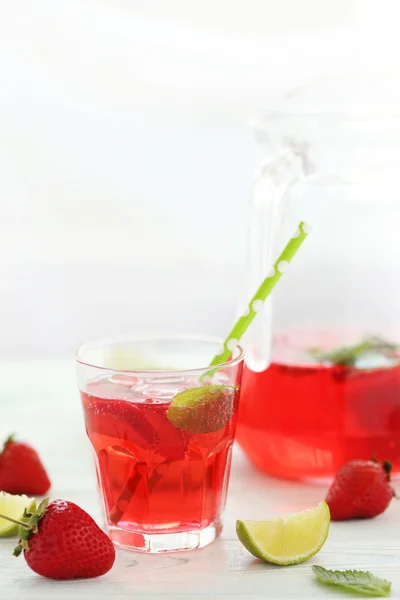 Boisson fraise fraîche dans des verres — Photo