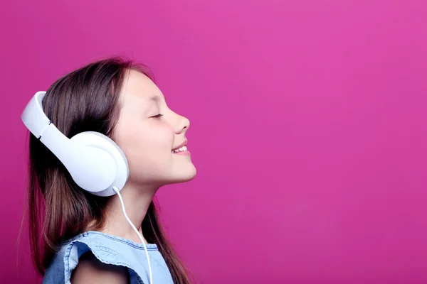 Chica joven con auriculares — Foto de Stock