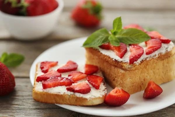 Toast mit Frischkäse und Erdbeeren — Stockfoto