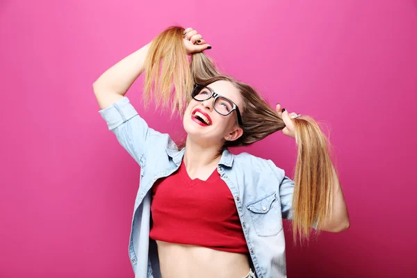 Hipster menina no fundo rosa — Fotografia de Stock