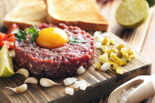 Tartare de boeuf au jaune d'oeuf — Photo