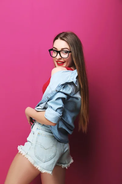 Hipster menina no fundo rosa — Fotografia de Stock