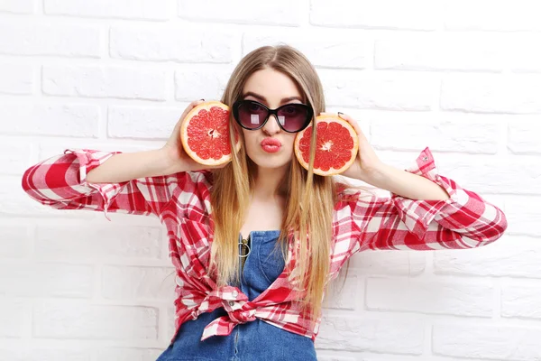 Hipster dívka s grapefruit — Stock fotografie