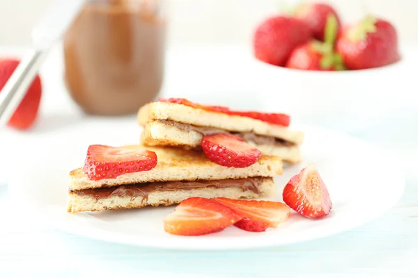 Torradas francesas com chocolate e morangos — Fotografia de Stock