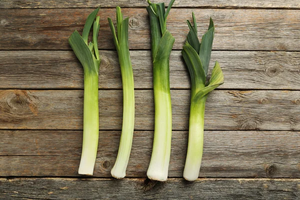 Grön purjolök på träbord — Stockfoto