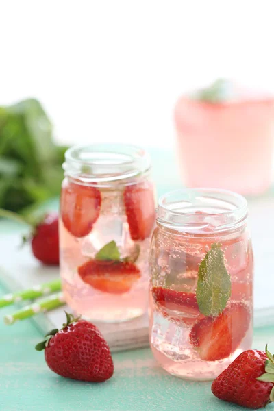 Bebida fresca de fresa en botellas — Foto de Stock