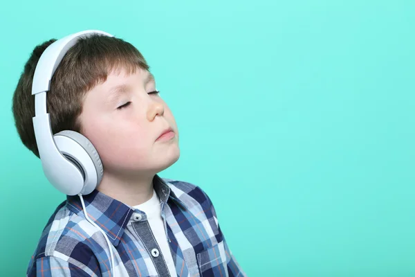 Retrato de niño con auriculares — Foto de Stock