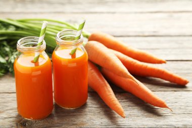 Taze havuç suyu şişelerde