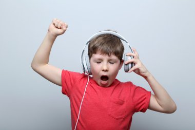 kulaklıklar ile genç çocuk