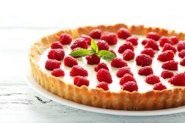 Ahududu ile tatlı tart pasta