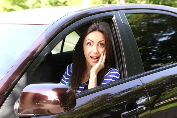 Menina sentada no carro novo — Fotografia de Stock