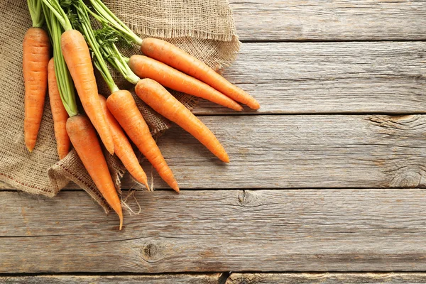Сладкая морковь на деревянном столе — стоковое фото
