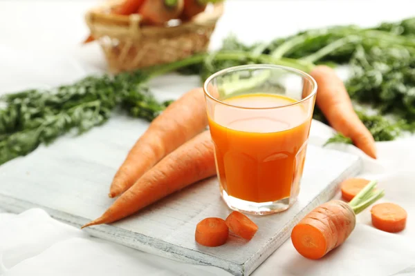 Свежий морковный сок в стакане — стоковое фото