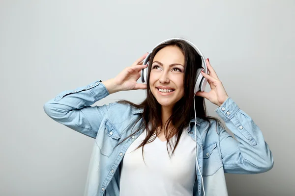 Vrouw luisteren muziek met hoofdtelefoon — Stockfoto