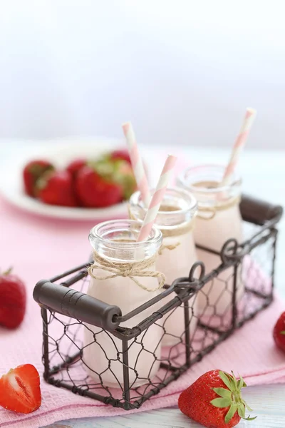 Iogurte de morango em garrafas — Fotografia de Stock