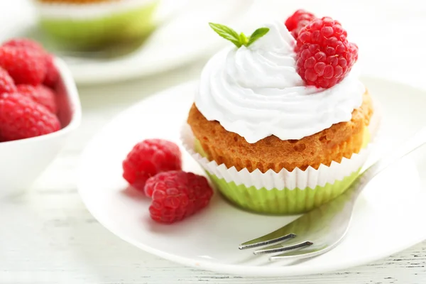 Raspberry cupcakes op plaat — Stockfoto