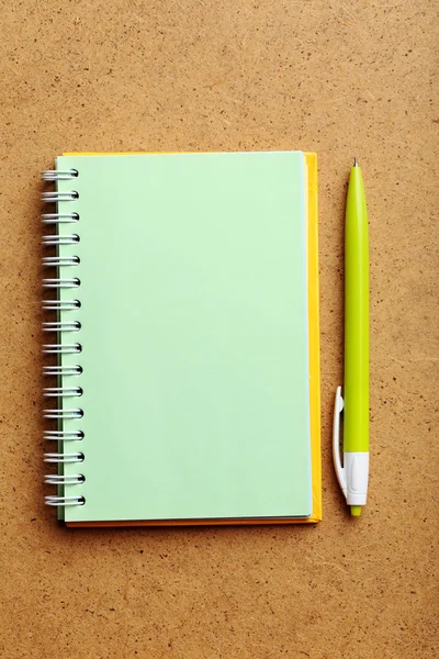 Cuaderno y pluma sobre fondo de madera —  Fotos de Stock