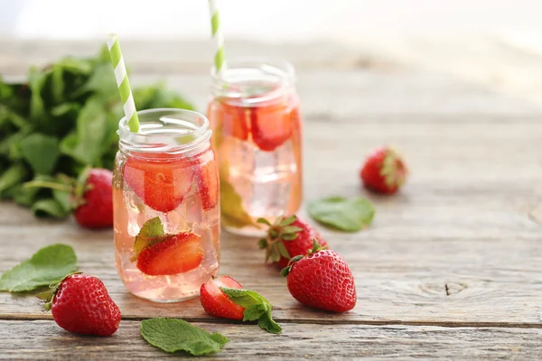 Verse aardbeien drinken in flessen — Stockfoto