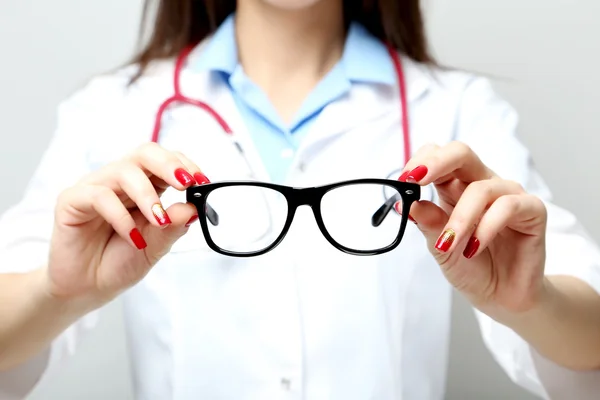 Médico com uns óculos — Fotografia de Stock