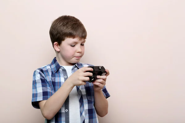 Jongen met camera — Stockfoto