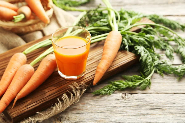 Zumo de zanahoria fresca en vaso — Foto de Stock