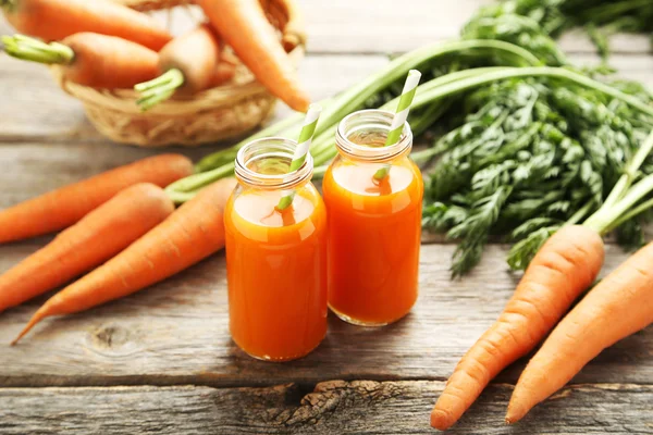 Свежий морковный сок в бутылках — стоковое фото