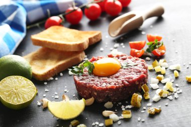 Sığır eti çiğ yumurta sarısı ile