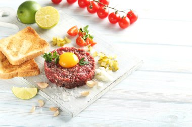 Sığır eti çiğ yumurta sarısı ile