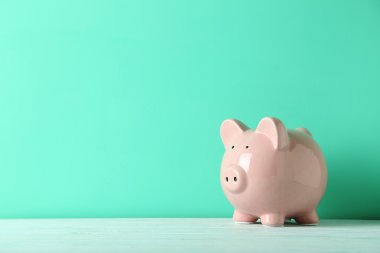 Ahşap masa üzerinde pembe kumbara