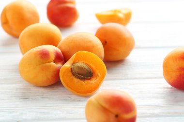 Olgun kayısı meyve masada