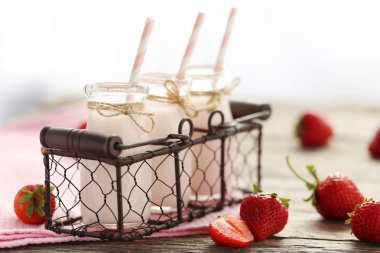 Çilekli yoğurt şişelerde