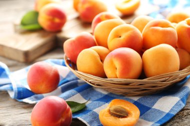 Olgun kayısı meyve masada