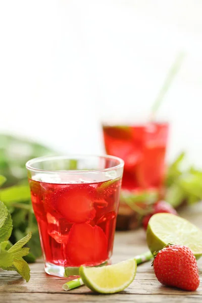 Φράουλα ποτό στα ποτήρια με ασβέστη — Φωτογραφία Αρχείου