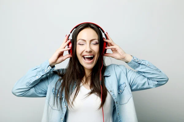 Vrouw luisteren muziek met hoofdtelefoon — Stockfoto