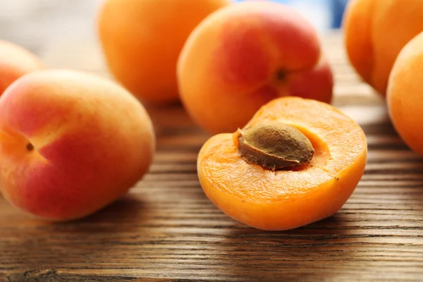 Зрізати абрикоси фруктами на столі — стокове фото