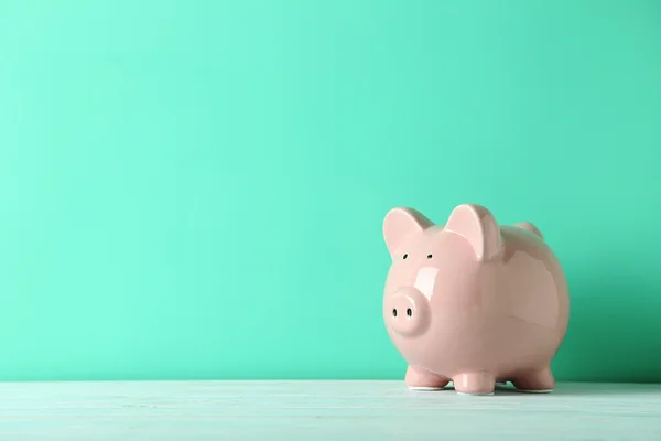 Ahşap masa üzerinde pembe kumbara