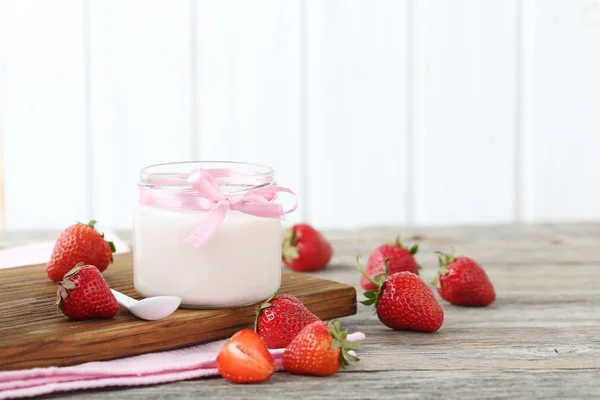 Jordgubbsyoghurt i glas — Stockfoto