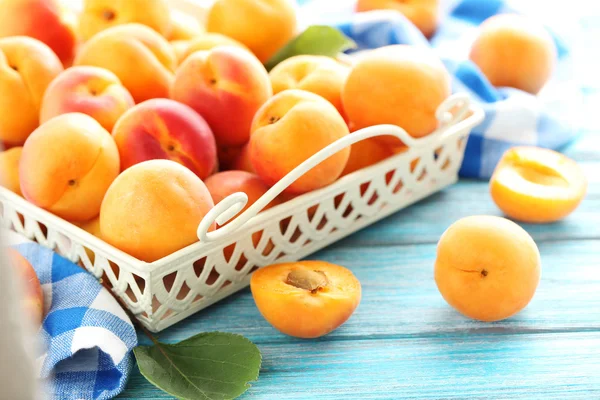 Reife Aprikosen Früchte auf dem Tisch — Stockfoto