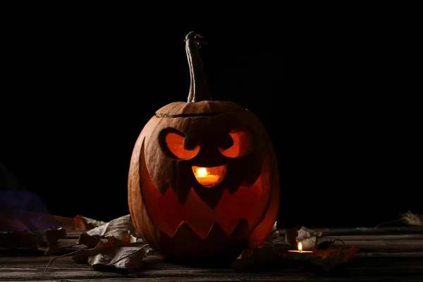 Calabaza de halloween con vela — Foto de Stock