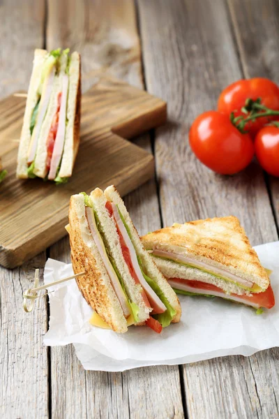 Sanduíches saborosos e frescos — Fotografia de Stock