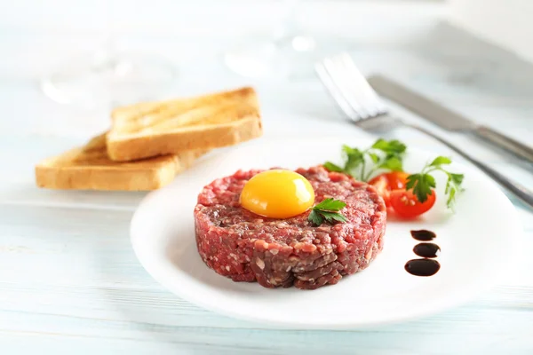 Tartare de boeuf au jaune d'oeuf — Photo