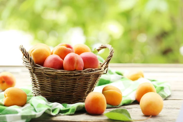 Caise coapte fructe pe masă — Fotografie, imagine de stoc
