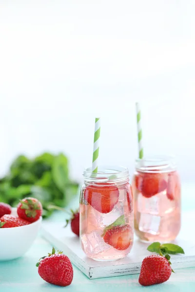 Bebida fresca de fresa en botellas — Foto de Stock