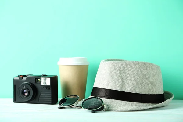 Şapka ile güneş gözlüğü, fotoğraf makinesi ve bardak — Stok fotoğraf