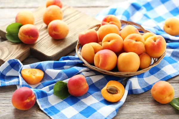 Zralé meruňky ovoce na stole — Stock fotografie