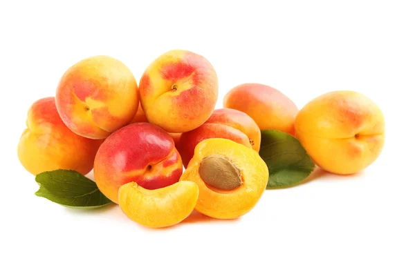 Стиглі абрикоси фрукти ізольовані — стокове фото
