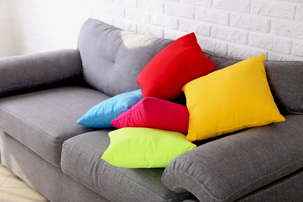 Барвисті подушки на сірому дивані — стокове фото