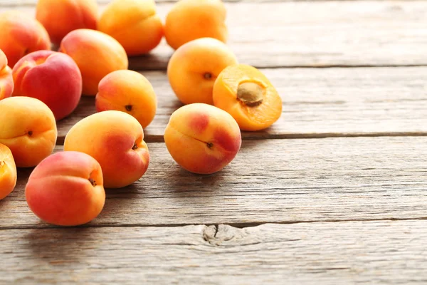 Ripe apricots fruit on table — Stock Photo, Image