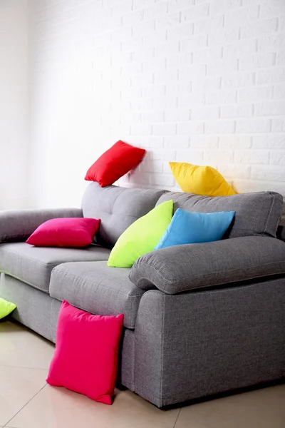Πολύχρωμα μαξιλάρια στον καναπέ γκρι — Φωτογραφία Αρχείου