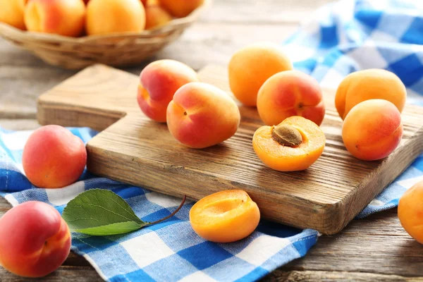 Rijpe abrikozen groenten op tafel — Stockfoto